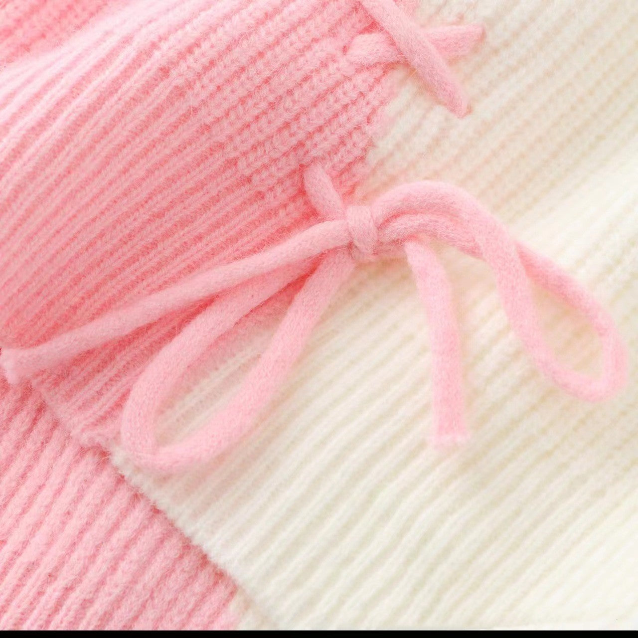 Elegant color-block sweater in cashmere Pink Up close